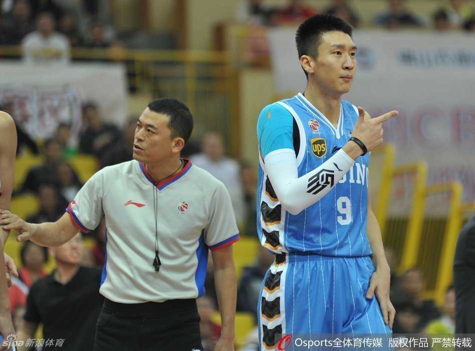 京城烽火铸铁血防线 首钢众将力克佛山迎三连胜 “马布里在佛山队多人包夹防守下,依然坚定地持球突破,眼神中透露出必胜的信念。”