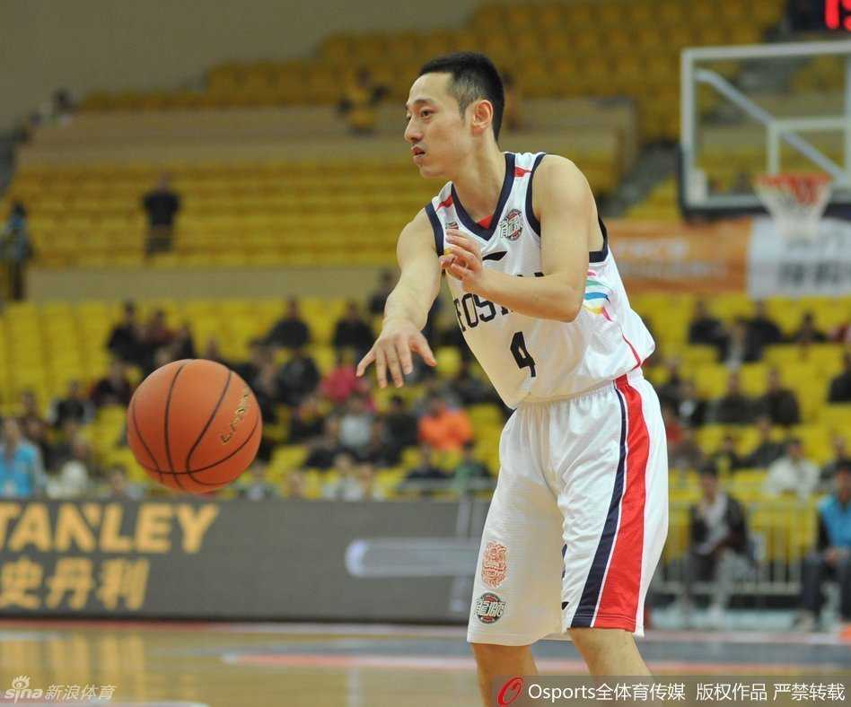 京城烽火铸铁血防线 首钢众将力克佛山迎三连胜 “莫里斯在篮下遭遇佛山队外援的强硬防守,他背身单打,展现出扎实的内线强打技术。”