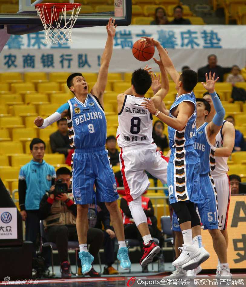 京城烽火铸铁血防线 首钢众将力克佛山迎三连胜 “比赛结束后,马布里、孙悦等北京首钢队员在场上相互致意,庆祝这场来之不易的胜利。”