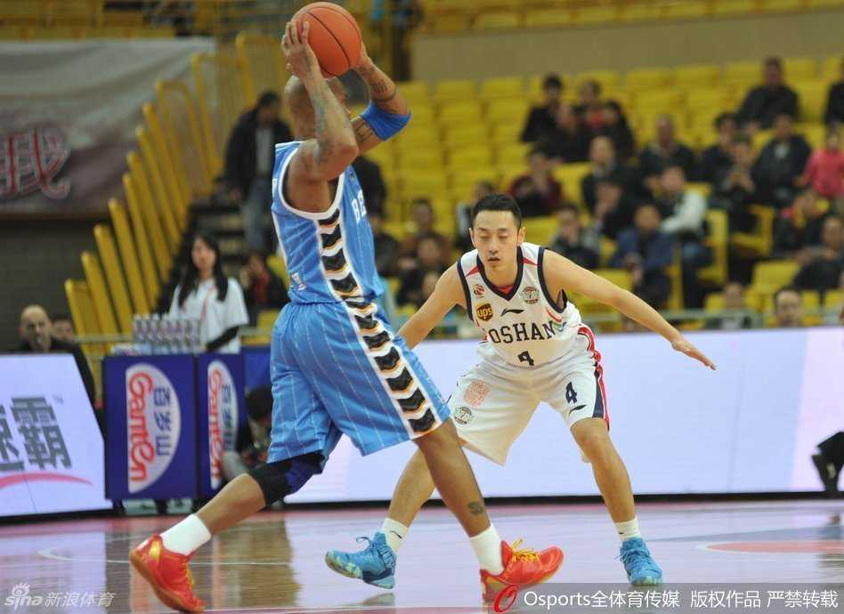 京城烽火铸铁血防线 首钢众将力克佛山迎三连胜 “翟晓川高高跃起,在空中与佛山队防守球员发生身体对抗后,依然顽强地将球补进篮筐。”