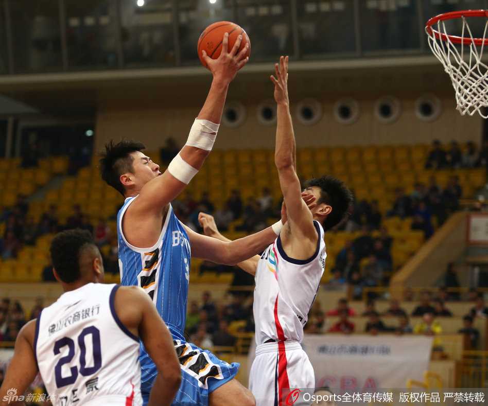京城烽火铸铁血防线 首钢众将力克佛山迎三连胜 “张庆鹏命中关键三分后,激动地挥舞拳头,怒吼着与队友庆祝,点燃了全场的激情。”