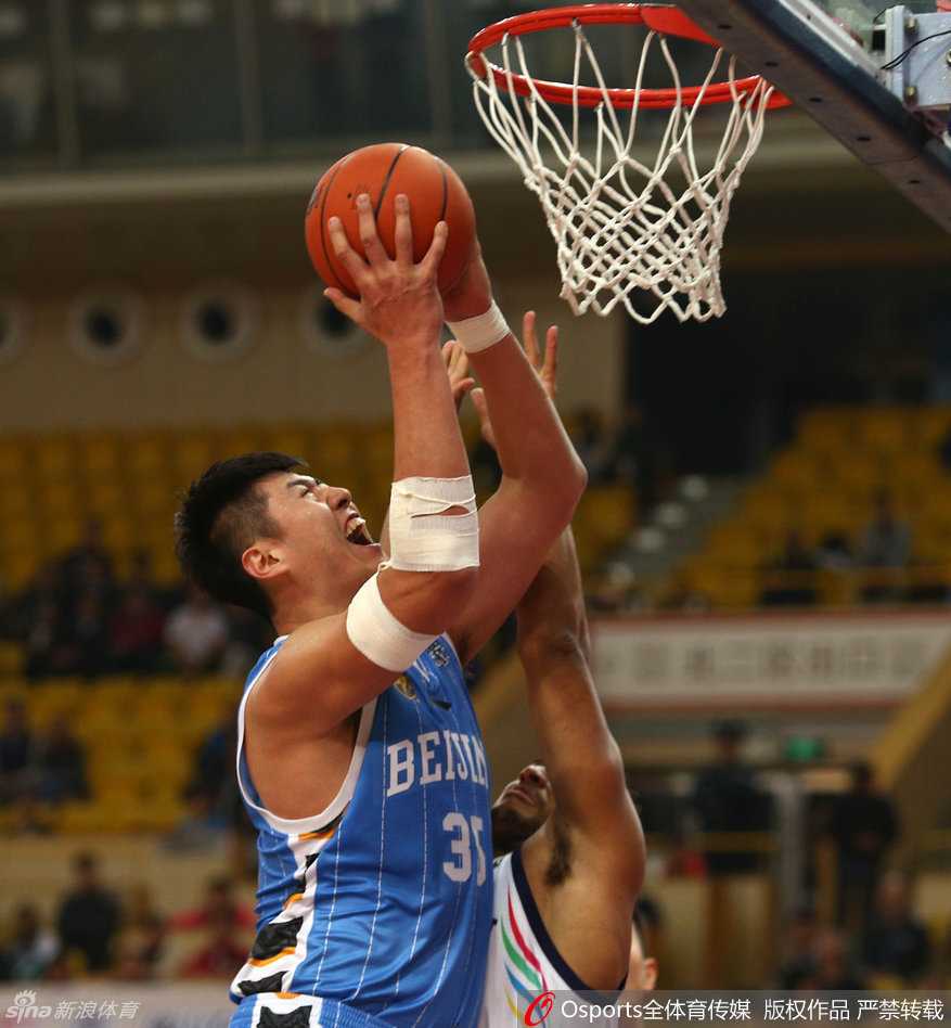 京城烽火铸铁血防线 首钢众将力克佛山迎三连胜 “孙悦在快攻中持球推进,面对佛山队防守球员的拦截,他如同利剑一般撕开防线。”