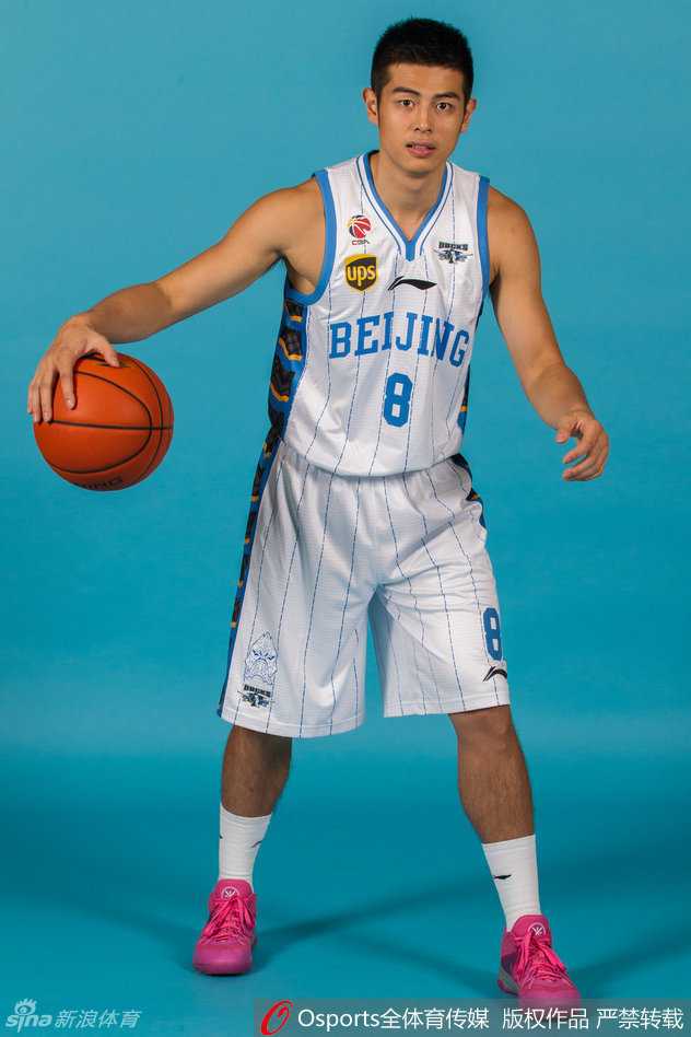 主教练闵鹿蕾在场边激情指挥，大手一挥眼神坚毅，他的运筹帷幄与严格要求铸就了首钢男篮的铁血纪律。