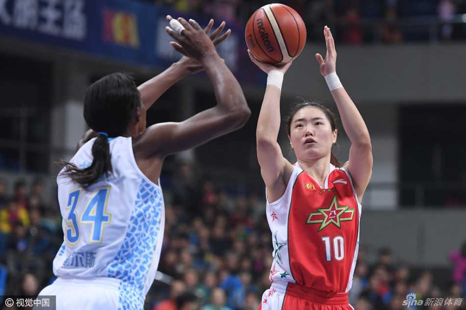 京城玫瑰与军旅之花:回首京八女篮巅峰对决的燃情岁月 八一队球员犹如铁血卫士,张开双臂,用顽强的防守脚步死死缠住对手,诠释着军旅篮球的不屈之魂。