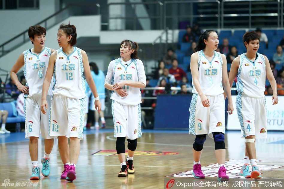 京城玫瑰主场绽放 许利民麾下女篮力擒沈部取连胜 张帆在内卡位要球,高举手臂示意队友,她身边的两名防守队员严阵以待,一场关于篮下领地的激烈争夺一触即发。