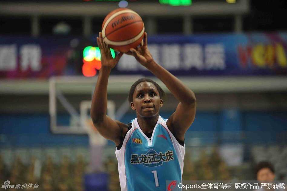 京城玫瑰主场绽放 许利民麾下女篮力擒沈部取连胜 高颂在外线接到队友传球,稍作调整后果断出手,篮球在空中划出一道美丽的弧线,直奔篮筐而去,这正是北京队犀利的外线火力。