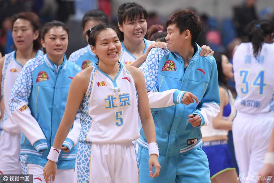 北京队球员高颂在人群中抢下前场篮板，不等身体落地便直接将球补进篮筐，场边的替补席瞬间沸腾，全员挥舞着毛巾庆祝这记关键的二次进攻。
