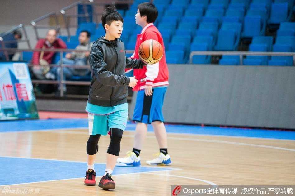 北京首钢篮球馆内，橙色的座椅环绕四周，新疆女篮队员们正聚精会神地进行热身跑动，训练服上“沃疆”二字随着节奏摆动，空气中弥漫着决战前夕的紧张气息。