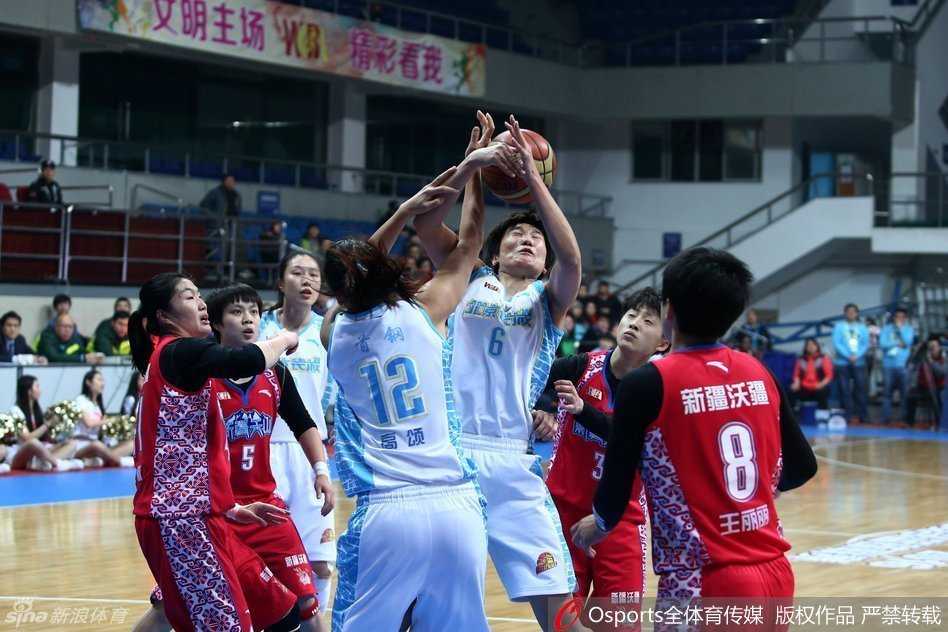 北京队外援与张帆联手起跳，在新疆队员头顶强硬摘下前场篮板，瞬间点燃全场气势。