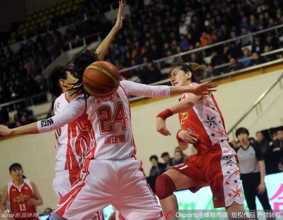 新疆队核心球员运球突破，遭遇北京队两名球员关门防守，皮球几乎被捅掉，场面火星四溅。