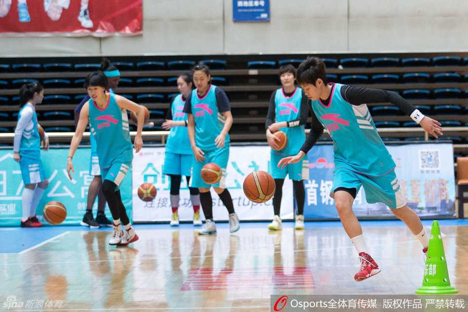 许利民双手抱胸站在场边，神情严肃地注视着弟子们的每一次跑位，他的运筹帷幄是球队从0比1落后到手握赛点的关键。