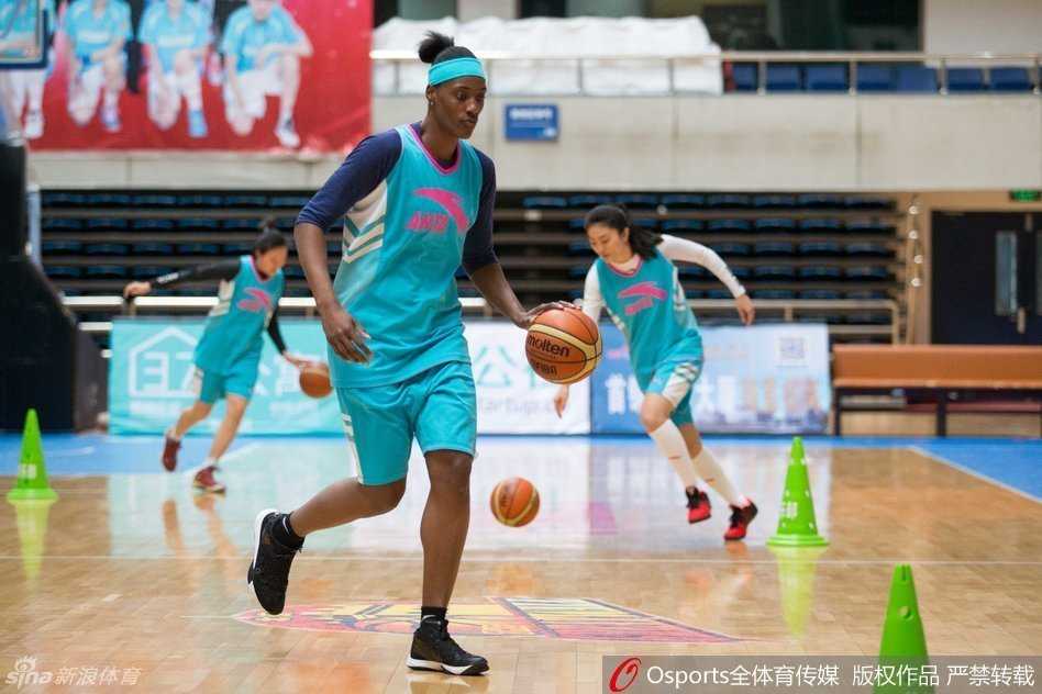 训练结束，北京女篮将帅围拢在一起，许利民伸出三根手指进行最后布置，眼神中透露出必胜的信念与智慧。