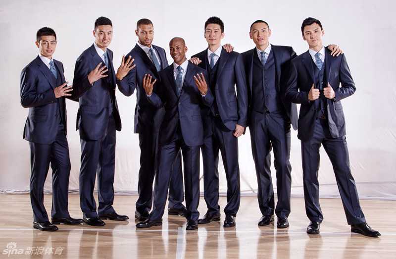 方硕在化妆间略显羞涩地配合造型师，侧脸线条在化妆刷的轻扫下显得格外柔和，与球场上那个敢打敢拼的“方超巨”形成了一种可爱的反差萌。