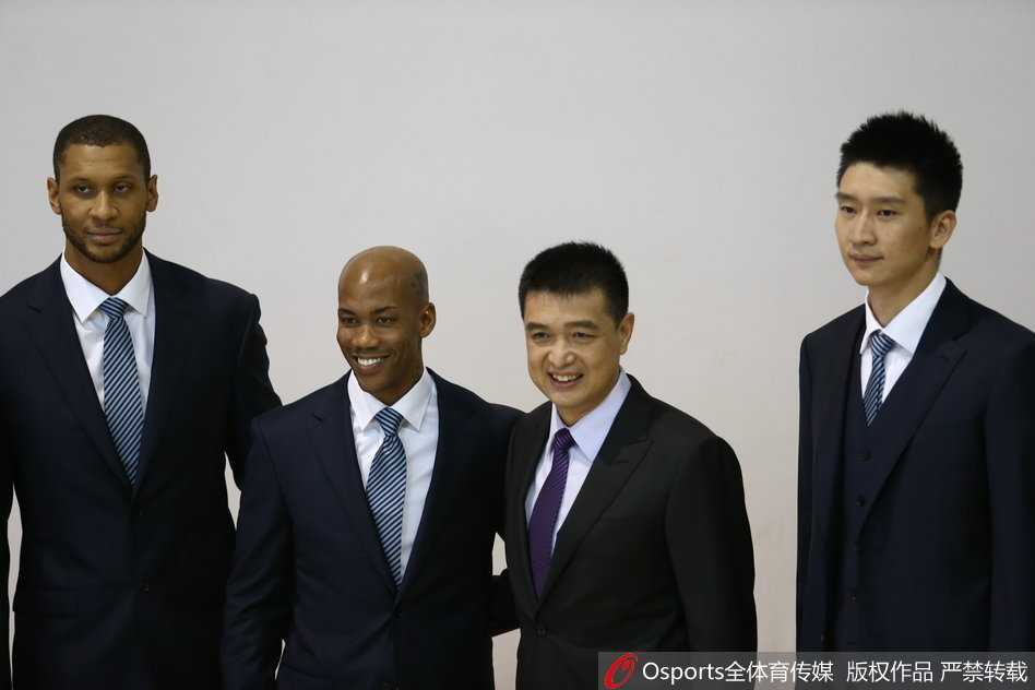 京城男模队集结!镜头定格北京首钢冠军的骄傲与温情 莫里斯双手插袋,独自站在背景板前,脸上带着一丝慵懒的酷劲,仿佛在说:虽然有点累,但拍张酷照还是轻而易举的。