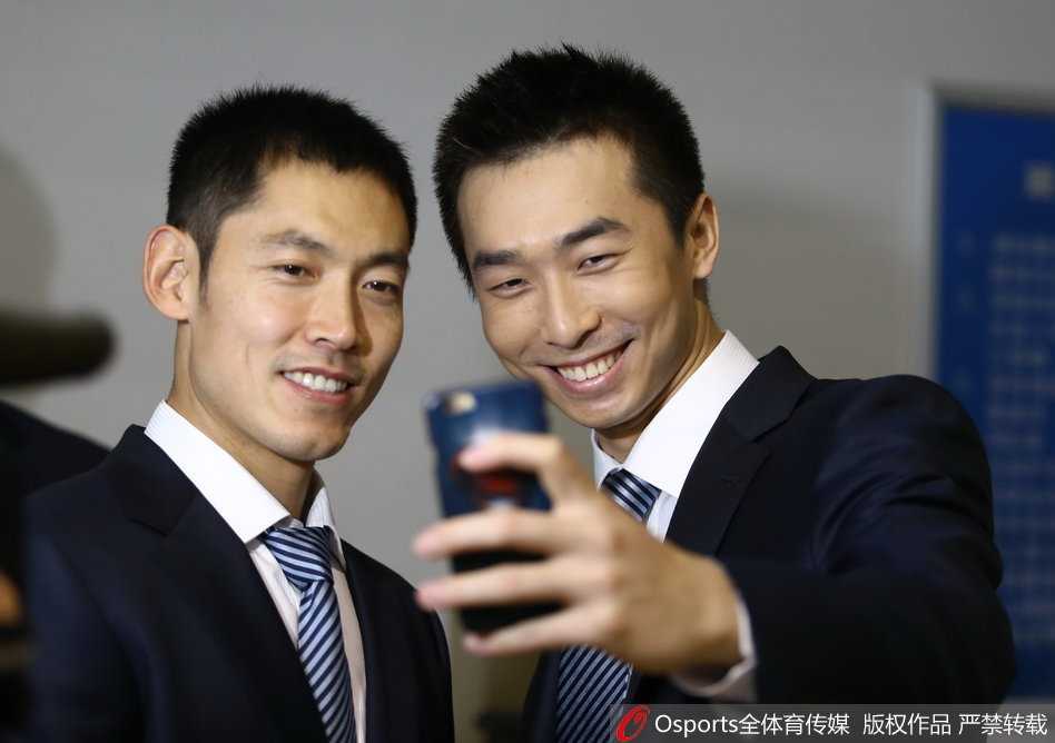 京城男模队集结!镜头定格北京首钢冠军的骄傲与温情 孙悦面对镜头开怀大笑,眼角的鱼尾纹都透着笑意,身旁的队友也被他感染,整个采访区充满了轻松愉快的氛围。