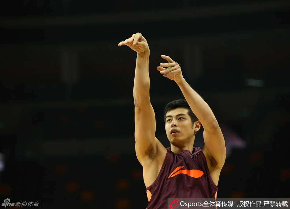 京城男篮严阵以待 五棵松馆挥汗如雨 吉喆在罚球线附近认真练习投篮,他高高跃起,手指轻柔地将球拨出,阳光洒在他坚毅的侧脸上,每一个细节都力求完美。