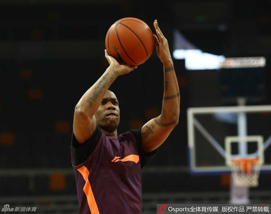 京城男篮严阵以待 五棵松馆挥汗如雨 王骁辉在三分线外张手投篮,皮球离开指尖的瞬间,他的眼神紧紧跟随球的轨迹。作为外线尖兵,他的每一次出手都承载着教练组的信任。