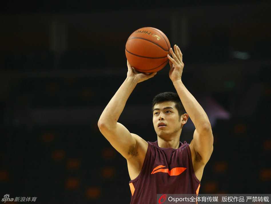 京城男篮严阵以待 五棵松馆挥汗如雨 训练间隙,马布里赤裸着上身,露出精壮的肌肉,目光专注地凝视着远方,仿佛在思考着破解对手防线的策略,领袖气质尽显。