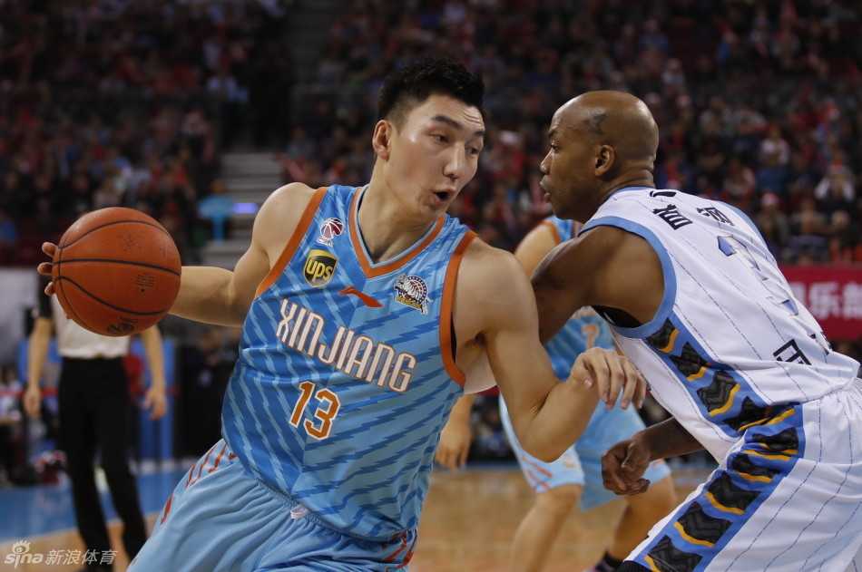 京城男篮冬日热血战记:马布里率新援恶斗内线群雄 拉拉队队员们身着红白相间的圣诞短裙,手拿花球,在场地中央跳跃起舞,为严寒的赛场注入一丝活力与暖意。