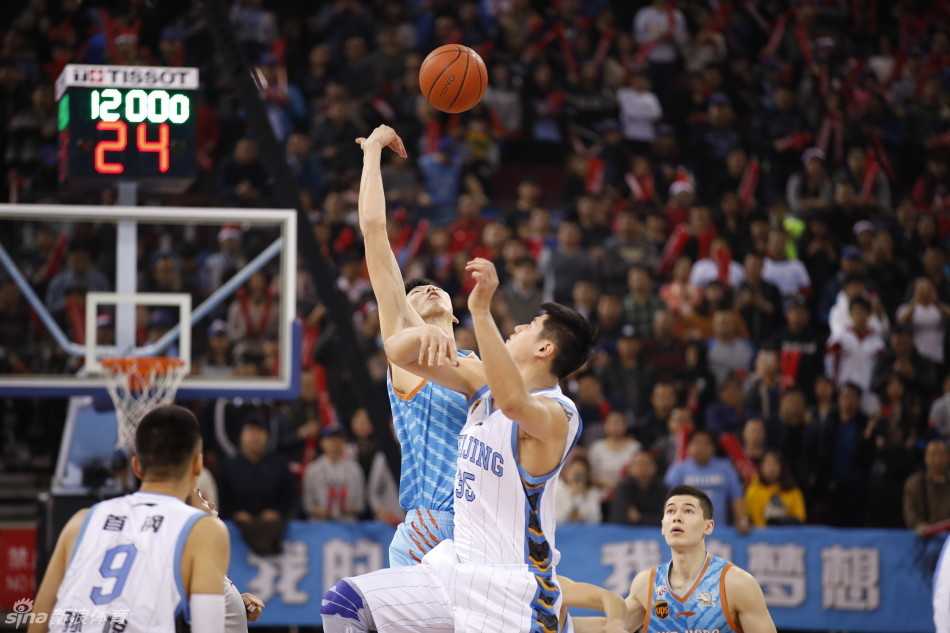 京城男篮冬日热血战记:马布里率新援恶斗内线群雄 莫里斯力压对方防守球员,高高跃起单手抛射,篮球在空中划出一道优美的弧线直奔篮筐。