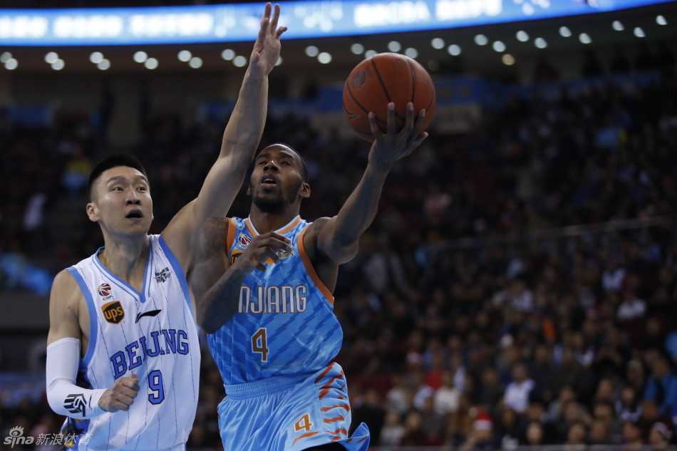 京城男篮冬日热血战记:马布里率新援恶斗内线群雄 马布里倒在地上,依然死死护住篮球,眼神中透出不服输的倔强,队友们迅速围拢过来准备拼抢。