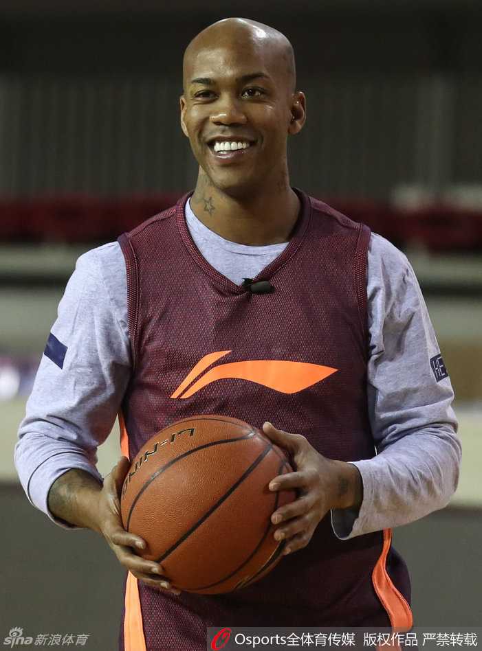 射手孙悦在三分线外从容出手，经历过伤病恢复的他，投篮动作依旧舒展标准