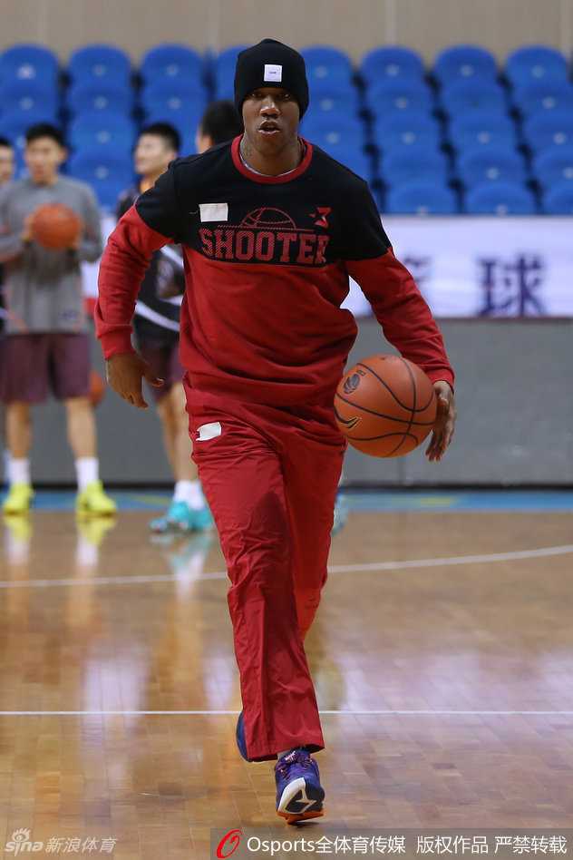 方硕表情轻松地与队友交流，脸上带着一丝微笑，仿佛在说训练节奏尽在掌握，心态决定状态。