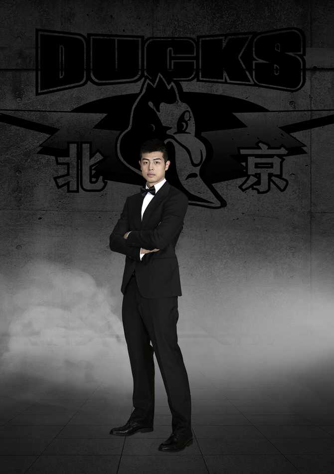 吉喆与队友并排而立，温暖笑容透过镜头传递，将赛场上的铁血与场下的温情完美融合。