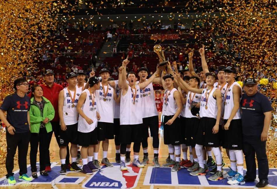 京城篮坛巅峰战:清华附中内线发威,力克北京四中加冕冠军 球场上风云突变,清华附中的白袍将士犹如利剑出鞘,持球队员在对手严密的人墙缝隙中强行突围,飞身上篮,这一刻,整个球馆的呼吸都随着他腾空的身影而静止。