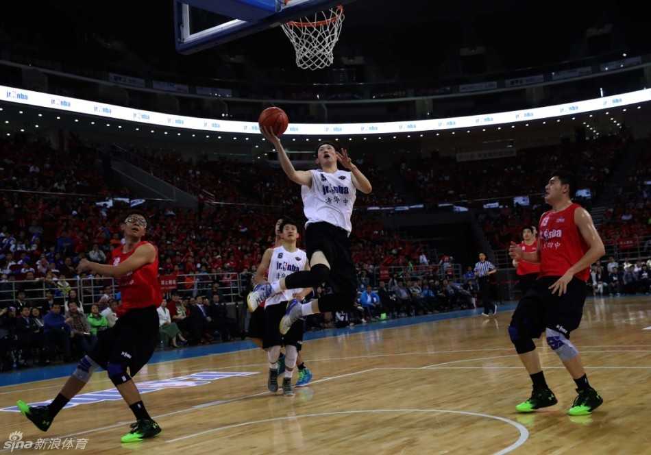 京城篮坛巅峰战:清华附中内线发威,力克北京四中加冕冠军 聚光灯下,年轻的MVP王孟轩从NBA球星理查德森手中接过奖杯,两人相视一笑,这一刻的荣耀不仅属于他个人,更属于整支铁血之师。