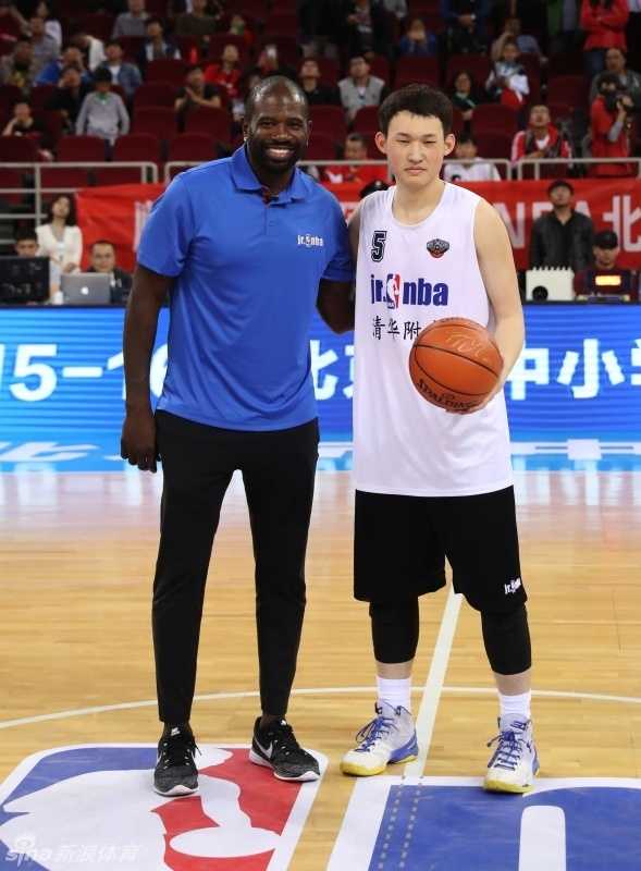 京城篮坛巅峰战:清华附中内线发威,力克北京四中加冕冠军 扣篮王理查德森亲临现场,他面带微笑地为小球迷送上亲笔签名,这份来自大洋彼岸的篮球传承,在这一刻化为了少年心中最炙热的篮球火种。