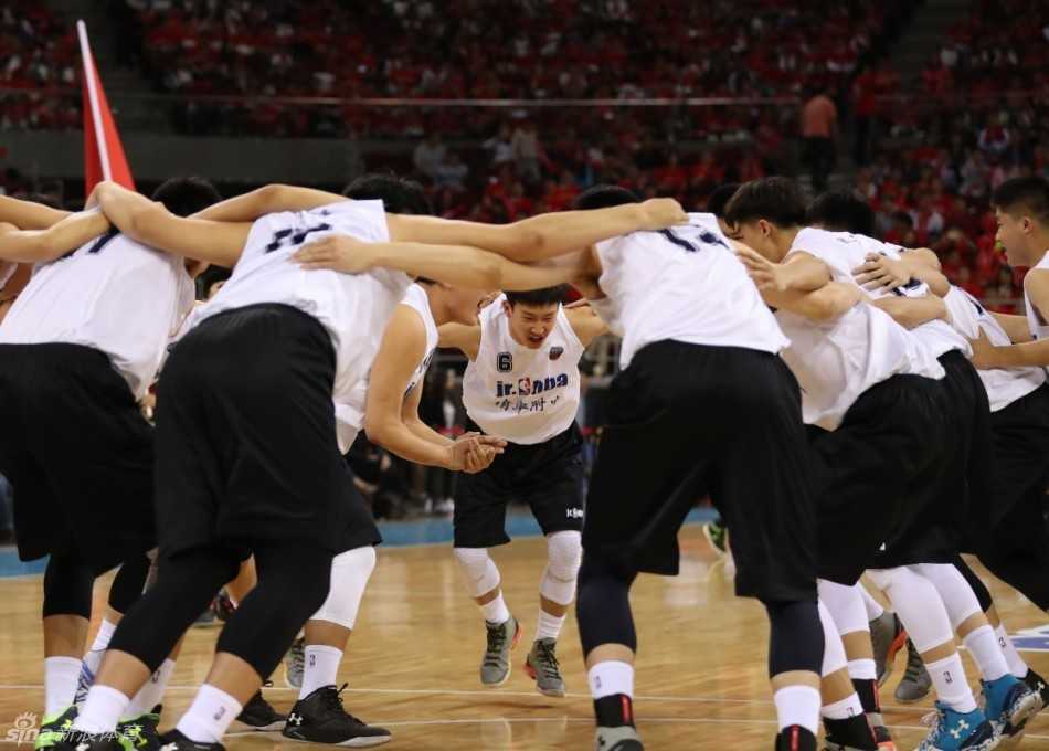 京城篮坛巅峰战:清华附中内线发威,力克北京四中加冕冠军 赛后,清华附中的内线屏障高高跃起,在对手的围堵中摘下关键的篮板球,这一瞬间的肌肉碰撞与顽强斗志,正是这场冠军战最真实的写照。