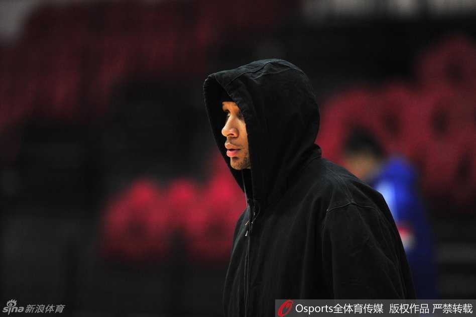 张庆鹏在训练中稳健地控球组织进攻，作为经验丰富的老将，他在球队陷入绝境时需要承担起更多的组织责任和外围火力。