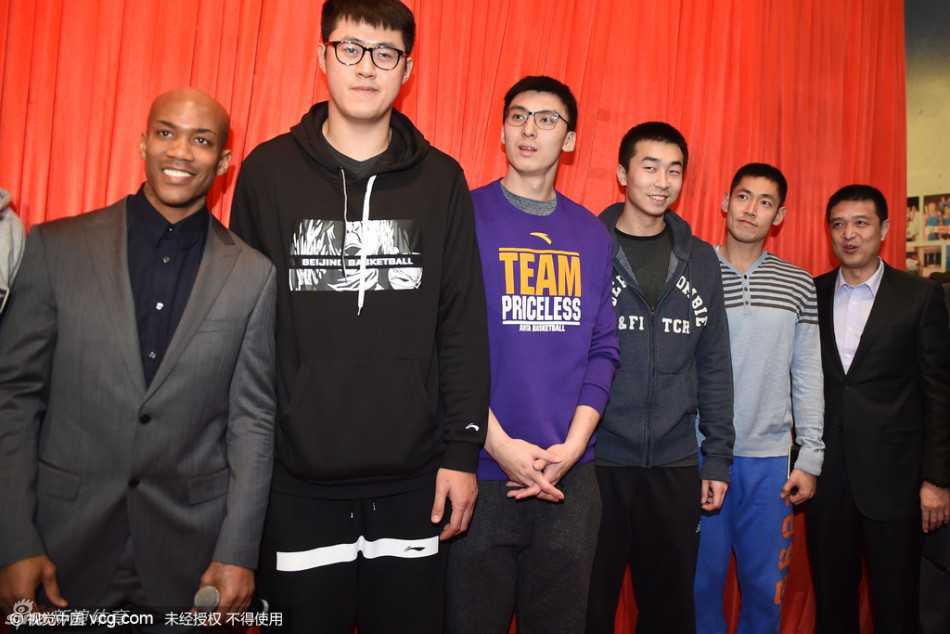 在记录着荣耀的博物馆内，昔日的冠军阵容成员张松涛仔细端详着展柜中的每一件藏品，那些奖杯和照片勾起了他对那段光辉岁月的无限回忆。