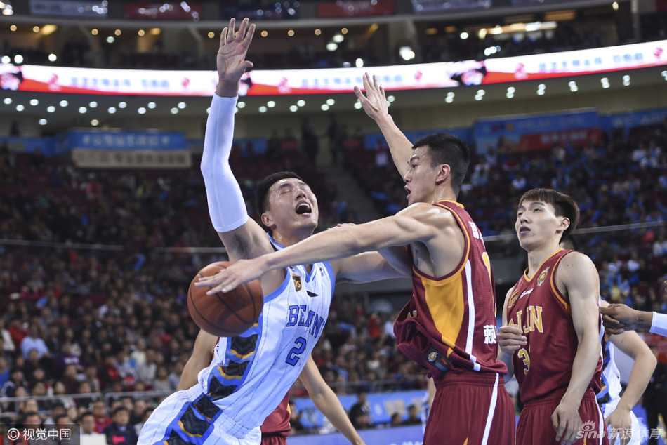 孙悦高高跃起，长臂舒展如同一道屏障横亘在对手与篮筐之间，那一刻时间仿佛静止，只留下“大圣”那令人窒息的防守威慑力。