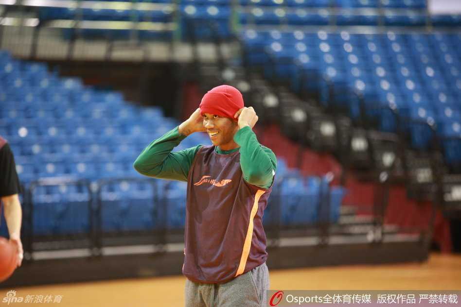 圣诞老人装扮的马布里在青岛客场搞怪亮相，他摘下红色绒帽的瞬间，露出标志性的灿烂笑容，为紧张的赛前训练增添了一抹节日喜气。