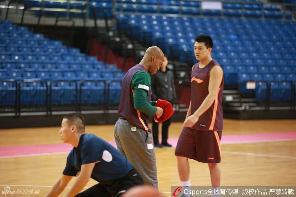 孙悦在训练中帅气地脱下外套，露出坚实的臂膀。尽管此前受到伤病困扰，但作为球队的外线大闸，他的回归让北京首钢的防线固若金汤。