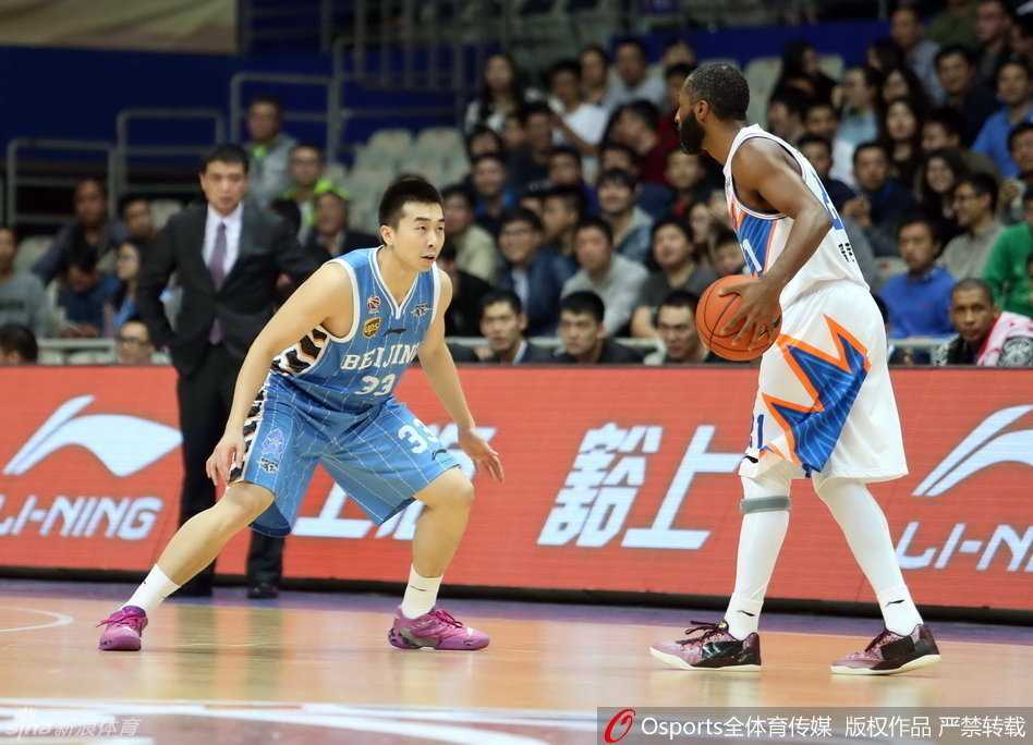 翟晓川目光如炬，持球快速穿越防线，骁勇善战的锋线尖刀直插对手腹地。