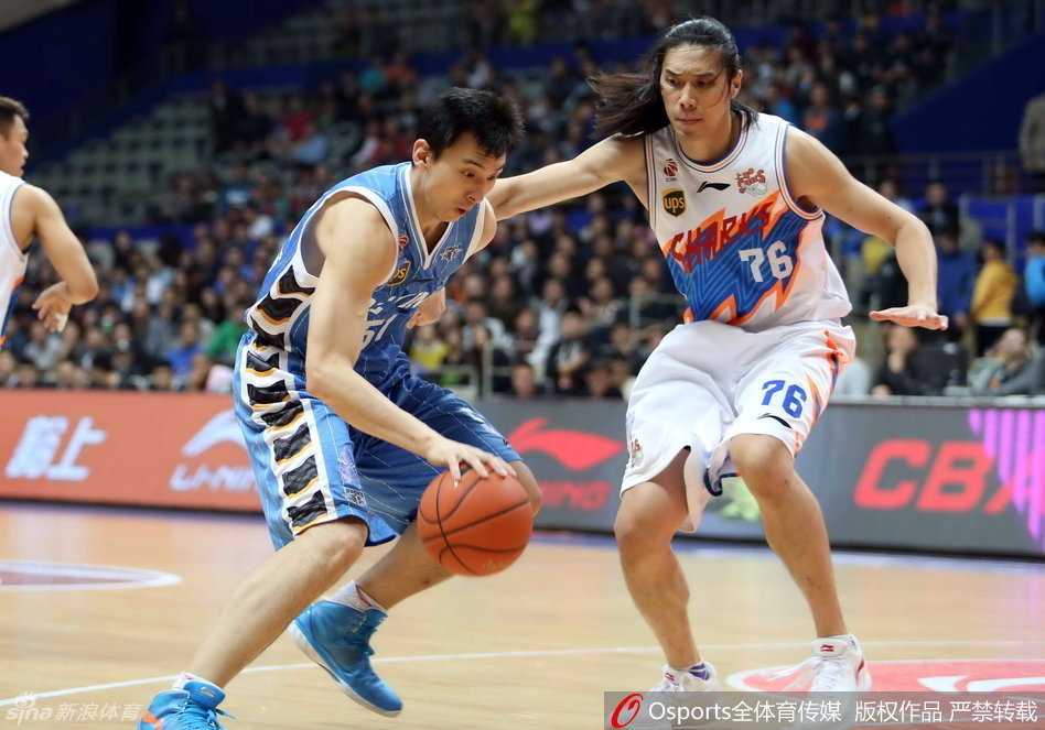 普莱斯外线发炮，皮球在空中划出优美弧线，精准制导的远投令防守者望尘莫及。