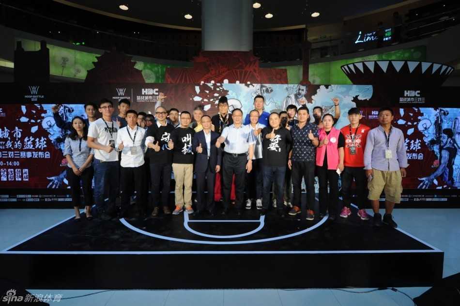 在发布会现场的活动背板前，中国篮球两大传奇人物王治郅与郑海霞并肩而立，与央视名嘴于嘉共同留下了一张跨越时代的合影，他们的笑容仿佛在诉说着对中国篮球未来的无限期许。