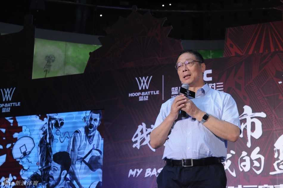 郑海霞在发布会现场专注地倾听嘉宾发言，作为中国女篮的传奇中锋，她此次出席不仅是为老友捧场，更是以实际行动支持民间篮球赛事对青少年篮球运动的推广作用。