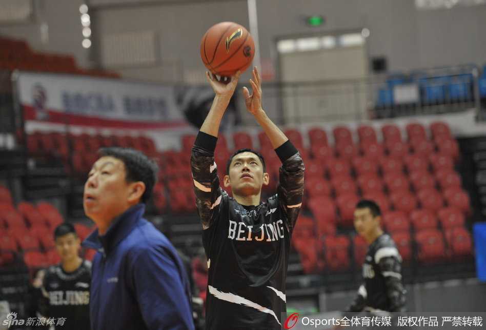 训练接近尾声，40岁的马布里流露出自然的疲惫感，忍不住打了一个大大的哈欠。但这并未影响他在训练中的投入，反而让人看到他真实而敬业的一面。
