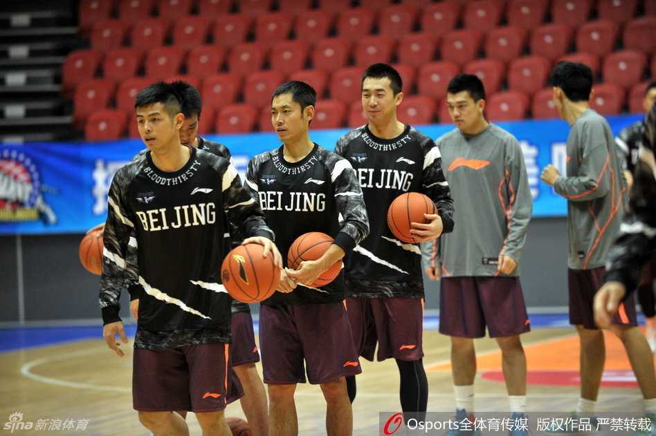 马布里在投篮训练中神情专注，坚毅的目光紧盯着篮筐。尽管已经40岁，但他的肌肉线条依旧明显，竞技状态保持得令人赞叹。