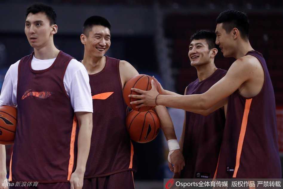 老马神情悠然地注视着场上的一切，仿佛一切尽在掌握，那份从容正是全队的主心骨。