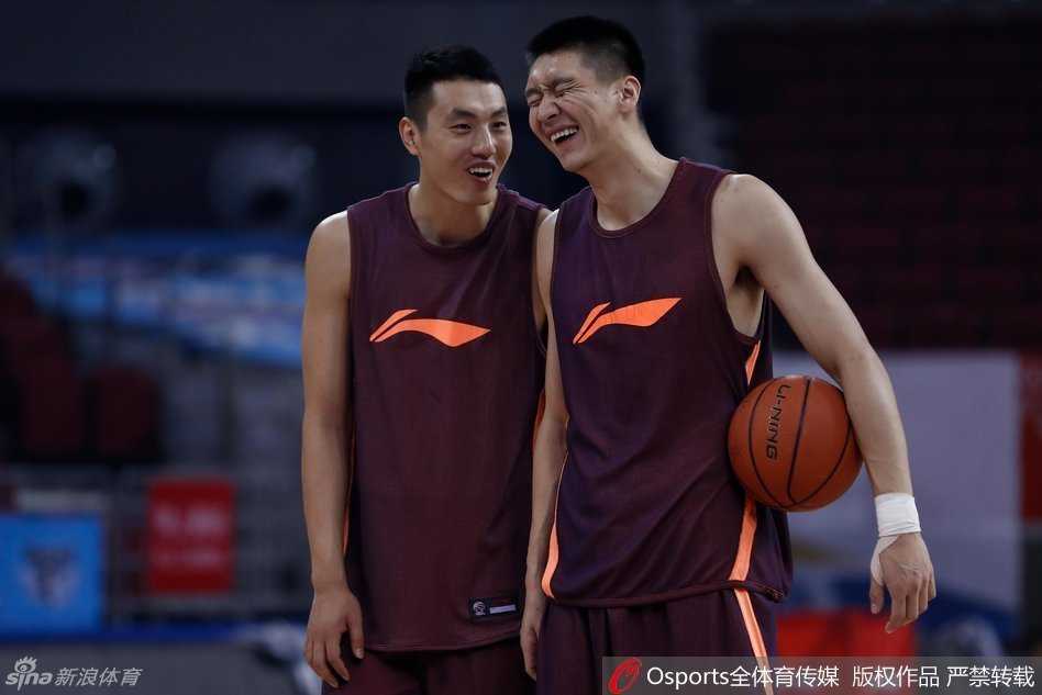 孙悦在底角进行投篮练习，神情专注，每一个动作都力求标准，这是他对胜利的渴望。