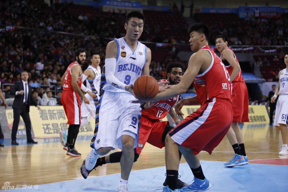 方硕在长人如林的禁区闪转腾挪，利用出色的腰腹力量完成拉杆上篮，身体在空中完全舒展。