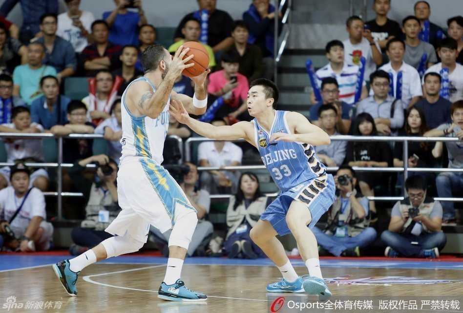 京城篮球记忆:马布里与孙悦的冠军拼图 马布里加速突破防线,他压低重心双手紧紧护球,眼神中透露出不可阻挡的杀气。