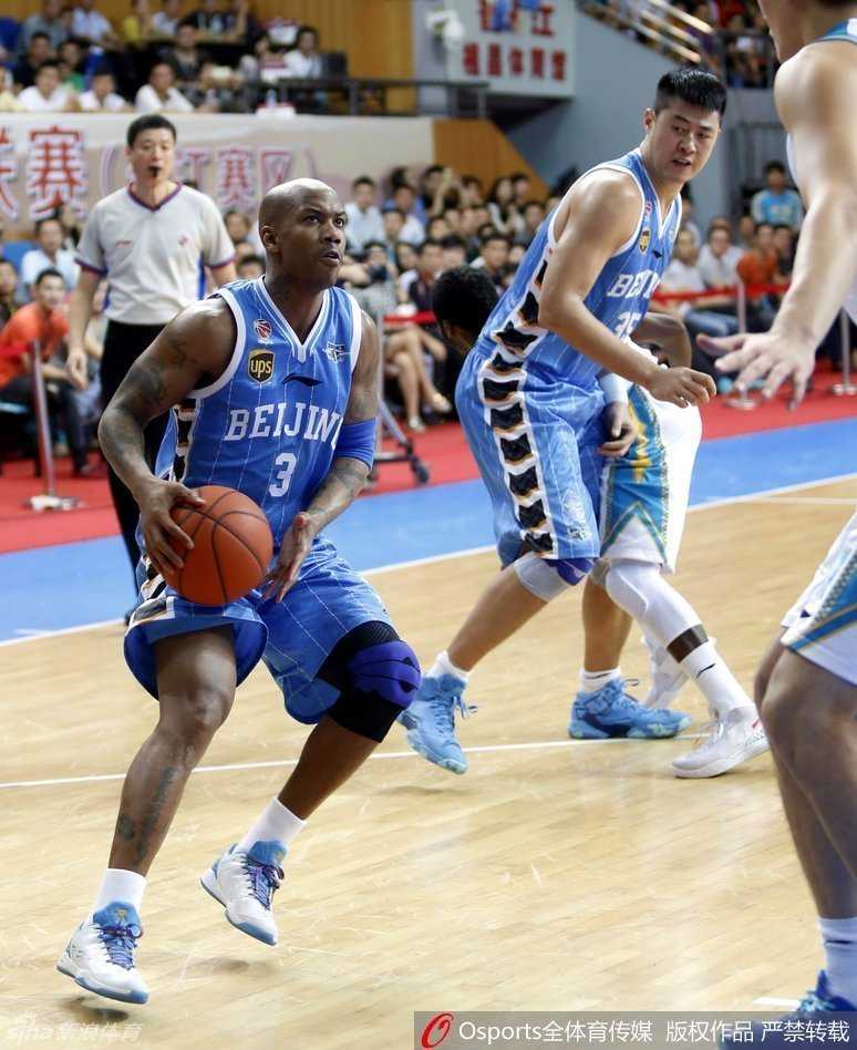 京城篮球记忆:马布里与孙悦的冠军拼图 马布里在三人包夹下高高跃起,以一记标志性的急停跳投撕开防线,皮球划出美妙弧线直奔篮筐。