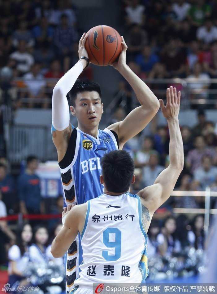 京城篮球记忆:马布里与孙悦的冠军拼图 孙悦神情专注地掌控着球权,他那修长的身形在场上犹如一位指挥家,用眼神指挥着队友的跑位。