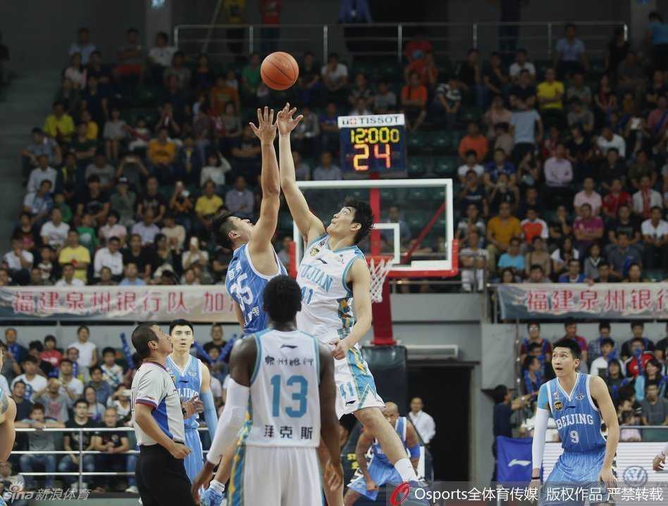 京城篮球记忆:马布里与孙悦的冠军拼图 孙悦在弧顶指挥队友跑位,他那高大的身形和开阔的视野,完美诠释了组织核心的角色。